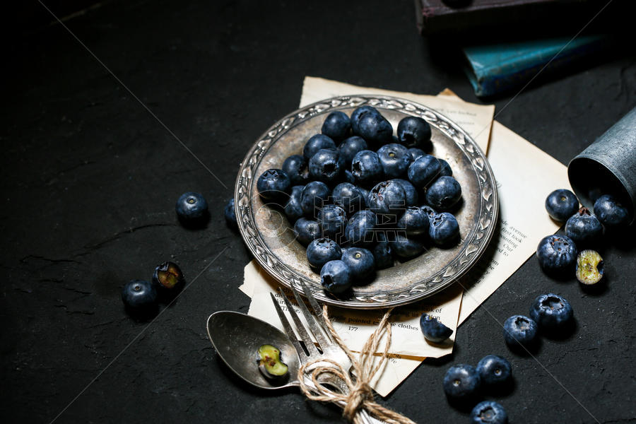 暗调新鲜蓝莓图片素材免费下载