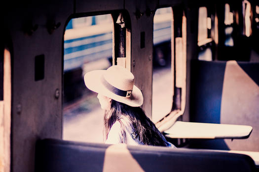 火车上看风景的人图片素材免费下载