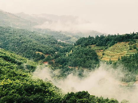 云雾缭绕的山脉图片素材免费下载