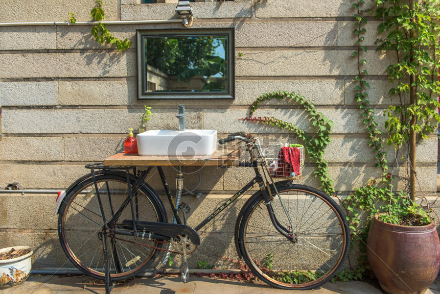 用自行车改装的洗手池图片素材免费下载