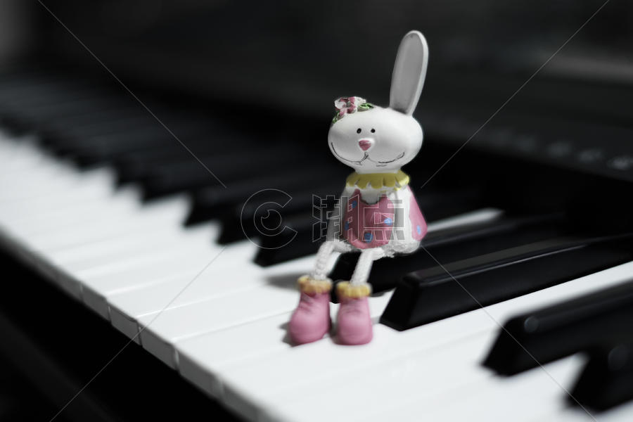 钢琴上的小兔子图片素材免费下载