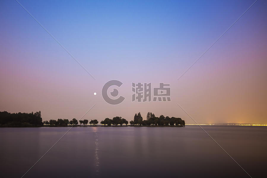 清晨的湖面图片素材免费下载
