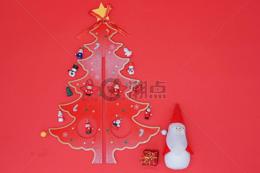 红色背景下的圣诞元素图片素材免费下载