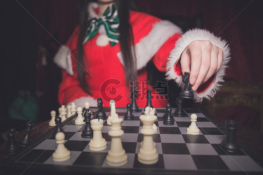 少女下棋图片素材免费下载