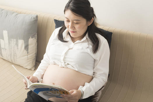 孕妇胎教看书图片素材免费下载