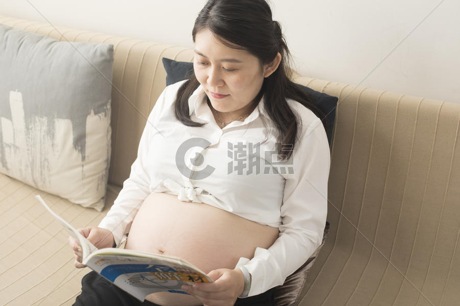 孕妇胎教看书图片素材免费下载