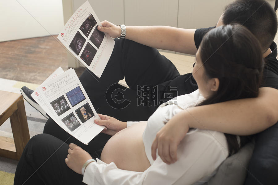 孕妇看宝宝的B超照图片素材免费下载