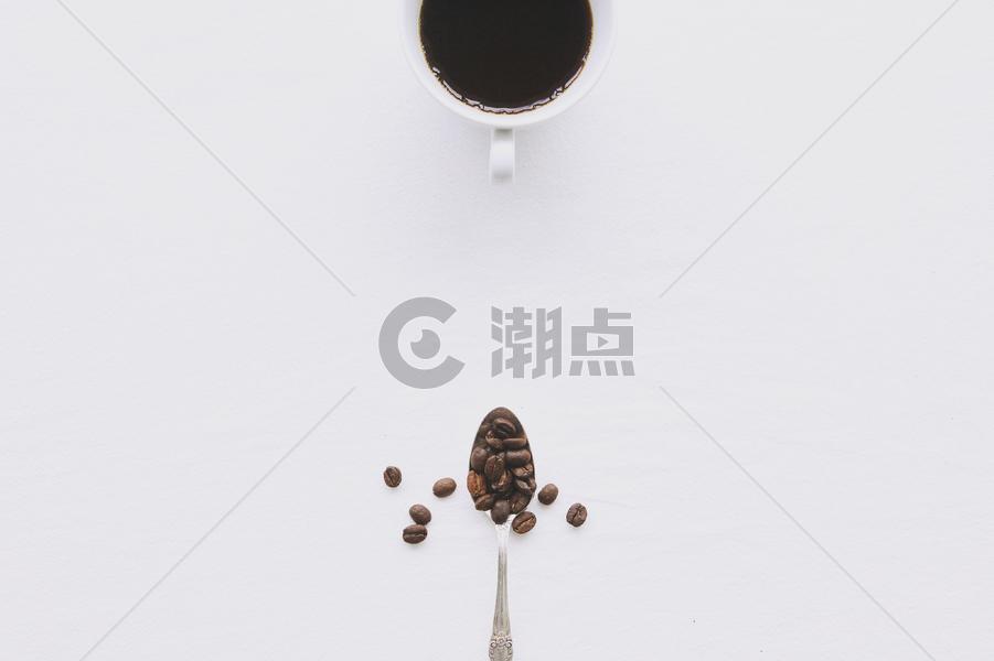 咖啡和咖啡豆摆放图片素材免费下载