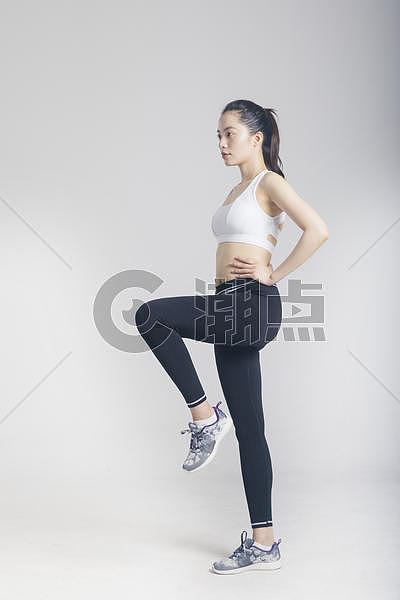 抬腿运动的健身女性图片素材免费下载