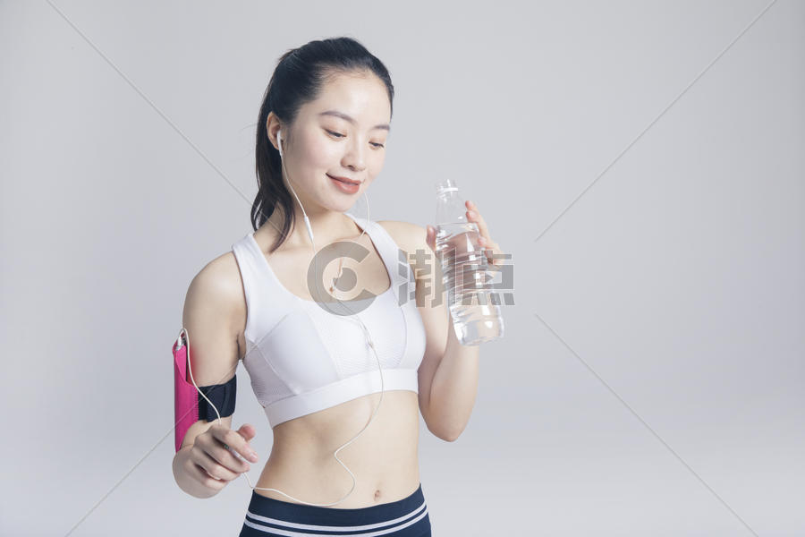 听歌喝水的运动健身女性图片素材免费下载