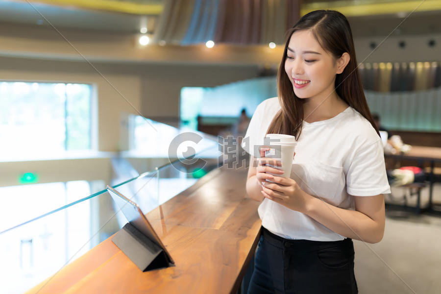 咖啡馆女孩网络购物图片素材免费下载