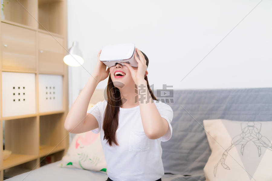 家居生活VR女孩图片素材免费下载