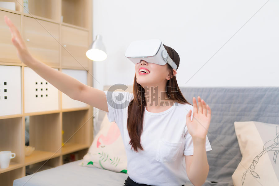家居生活VR女孩图片素材免费下载