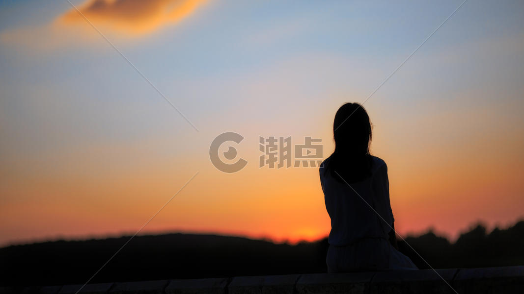夕阳下的女性背影图片素材免费下载