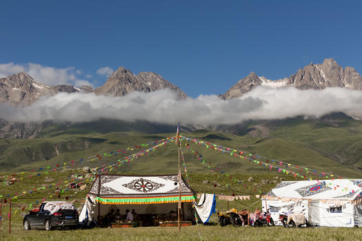 川西甘孜县雪山下的藏族帐篷图片素材免费下载