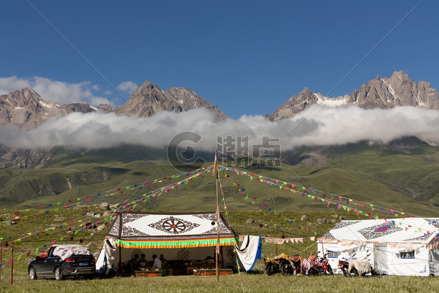 川西甘孜县雪山下的藏族帐篷图片素材免费下载