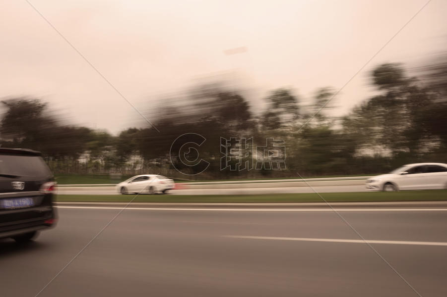 高速路上飞驰的汽车小轿车开车旅行图片素材免费下载