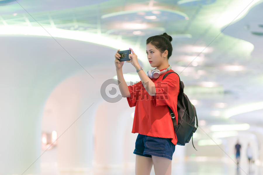 城市旅行拍照女孩图片素材免费下载