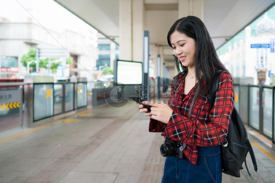 城市旅行女孩图片素材免费下载