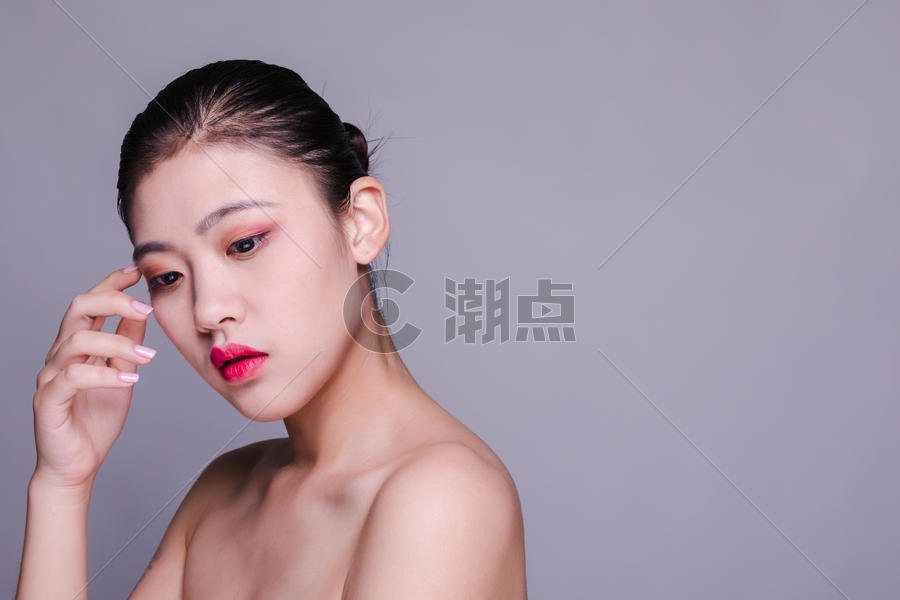 盘发美女彩妆人像图片素材免费下载