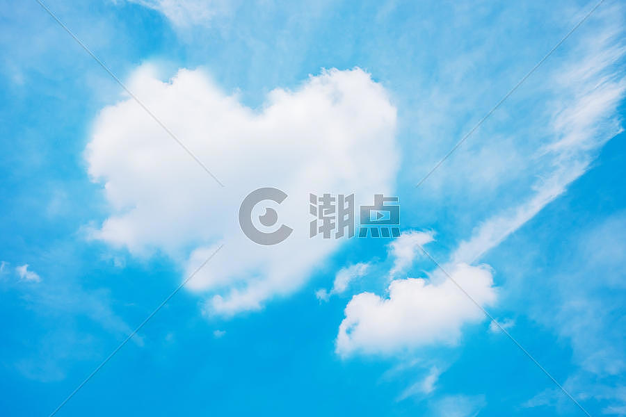 天空心形云朵图片素材免费下载
