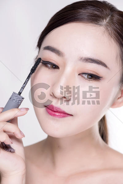 女子使用化妆品图片素材免费下载