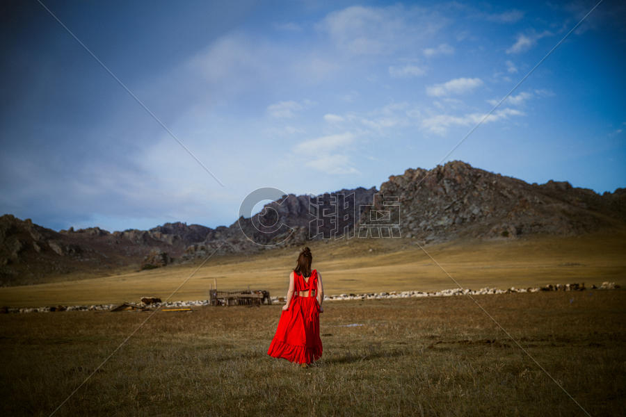 草原上孤独行走的红衣服女孩图片素材免费下载