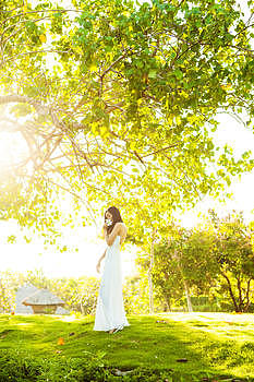 巴厘岛阳光下的美女图片素材免费下载