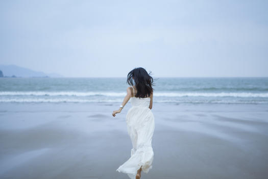 海边奔跑的女性背影图片素材免费下载