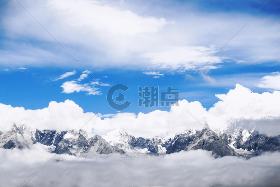 蓝天下的雪山图片素材免费下载