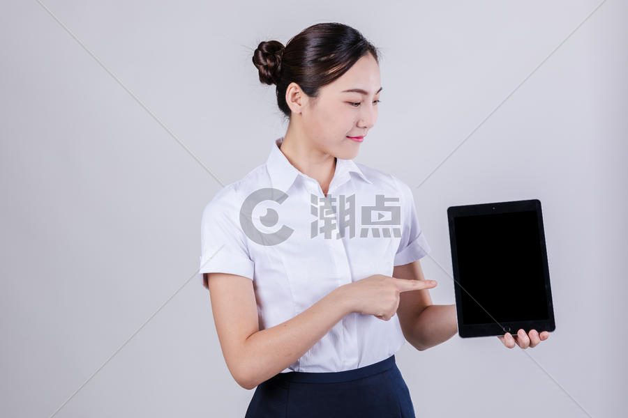 职业女性用平板电脑棚拍图片素材免费下载