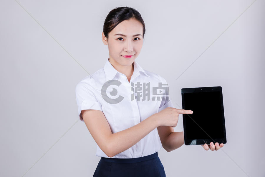 职业女性用平板电脑棚拍图片素材免费下载