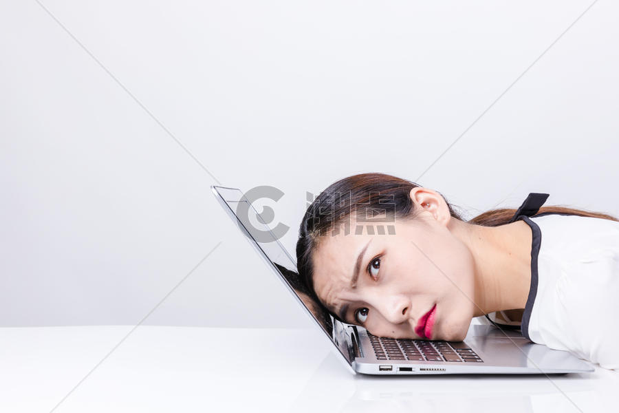 职业女性靠在电脑上棚拍图片素材免费下载