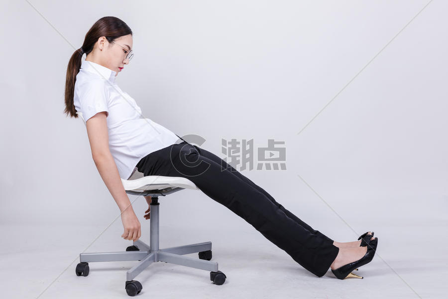 职业女性垂头丧气坐在椅子上图片素材免费下载