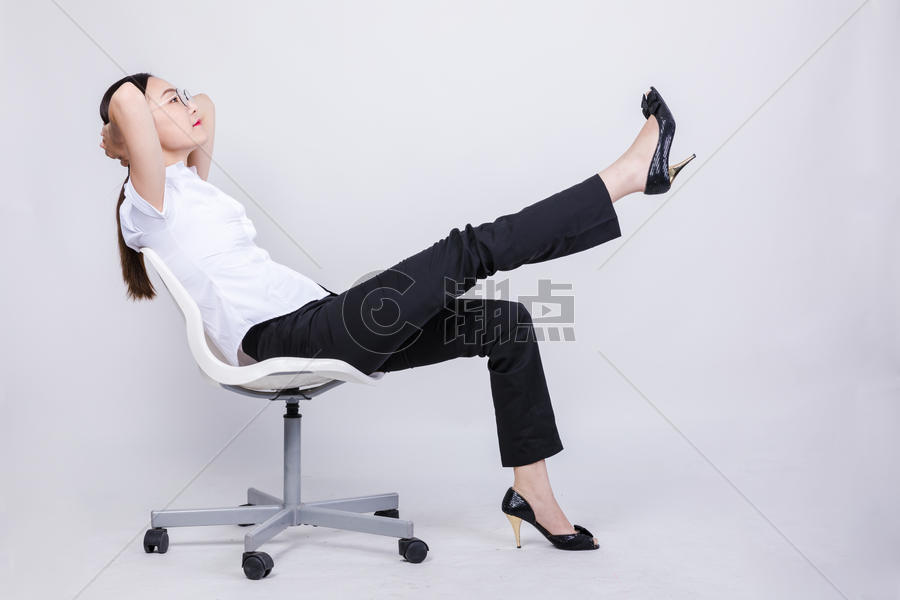 职业女性坐椅子上休息棚拍图片素材免费下载