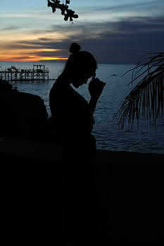 巴厘岛傍晚彩霞下的人物剪影图片素材免费下载