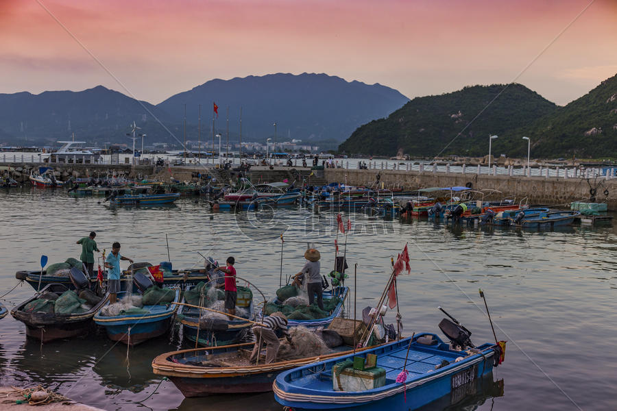 日落的码头渔民图片素材免费下载
