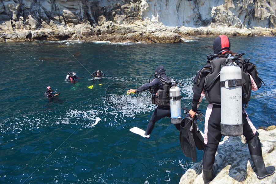 韩国济州岛深海潜水前准备跳跃图片素材免费下载