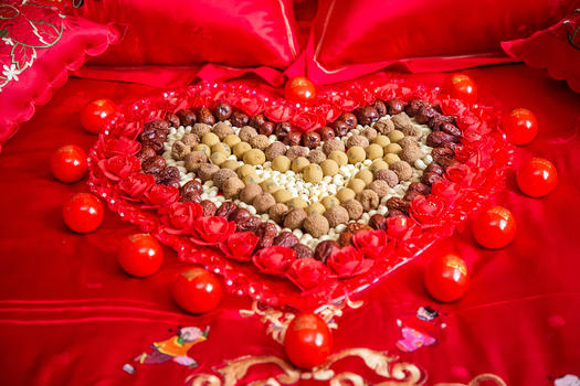 婚床上的红枣桂圆爱心图片素材免费下载