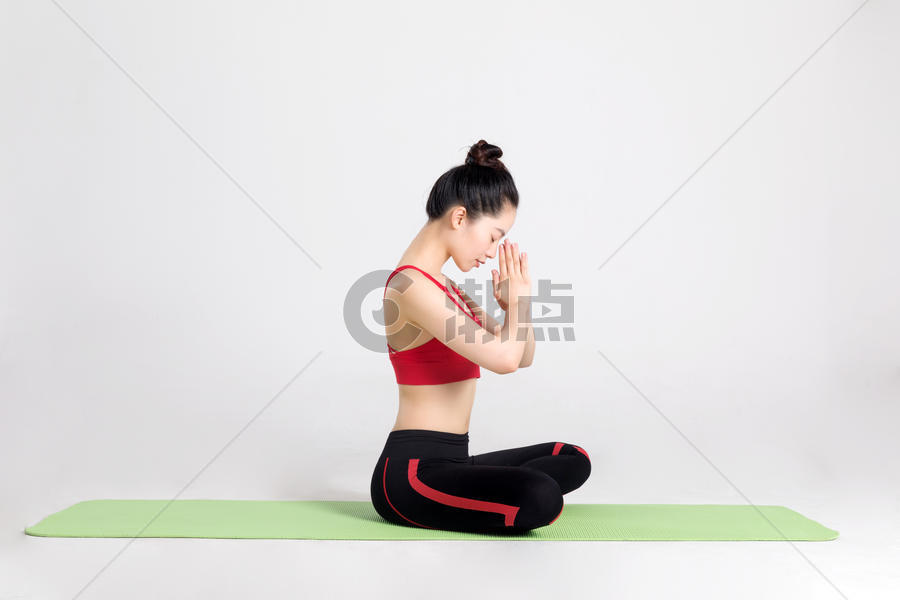 年轻女性做双手合十的瑜伽动作图片素材免费下载