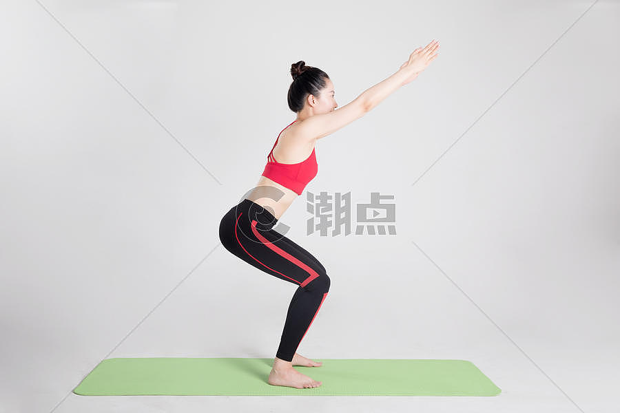 女性健身瑜伽动作棚拍图片素材免费下载