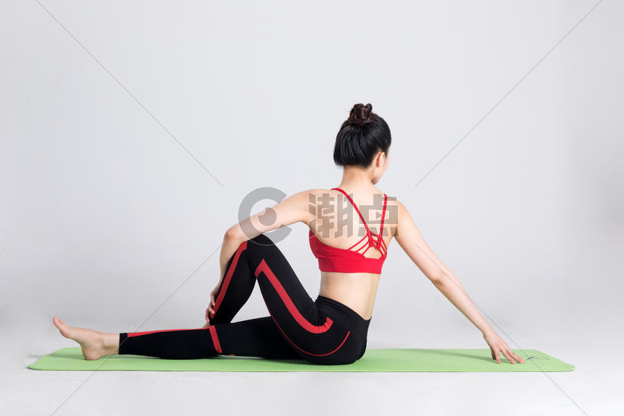 年轻女性瑜伽垫上做瑜伽图片素材免费下载