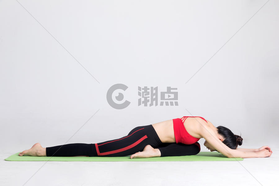 年轻女性瑜伽垫上做瑜伽图片素材免费下载