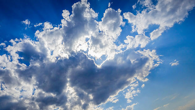 天空中的双心云图片素材免费下载