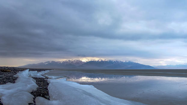 新疆冰封中的赛里木湖图片素材免费下载