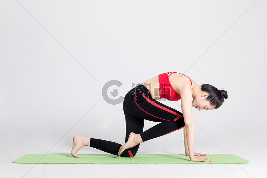 女性健身瑜伽动作棚拍图片素材免费下载