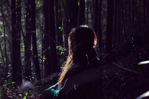 森林里的女孩图片素材免费下载