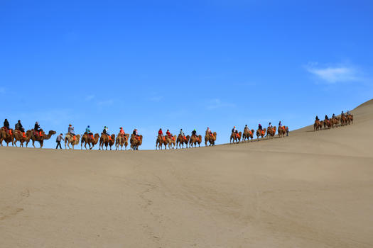 敦煌鸣沙山驼队行走沙漠中图片素材免费下载