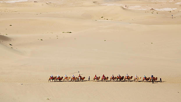 敦煌鸣沙山驼队行走沙漠中图片素材免费下载
