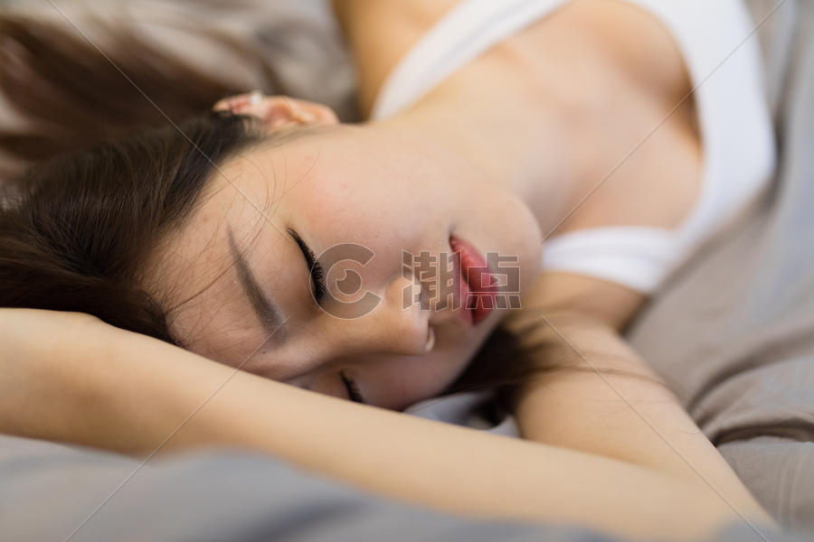 女生生病痛苦的躺在床上图片素材免费下载
